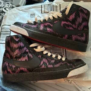 Women’s Nike sneakers Blazer high tops size 7 black purple animal print